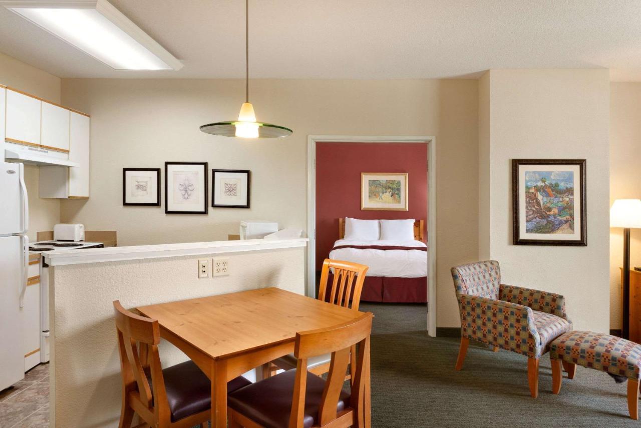 Hotel Baymont By Wyndham Wichita East Zewnętrze zdjęcie